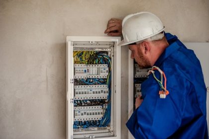 Elektriker an Sicherungskasten