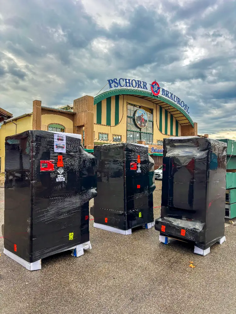 Vor dem Start der Wiesn wurden die drei TESVOLT FORTON Batteriespeicher sicher verpackt angeliefert. ©TESVOLT